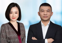 从左到右：尤白璐和徐海波