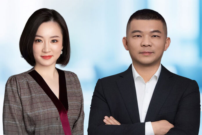 从左到右：尤白璐和徐海波
